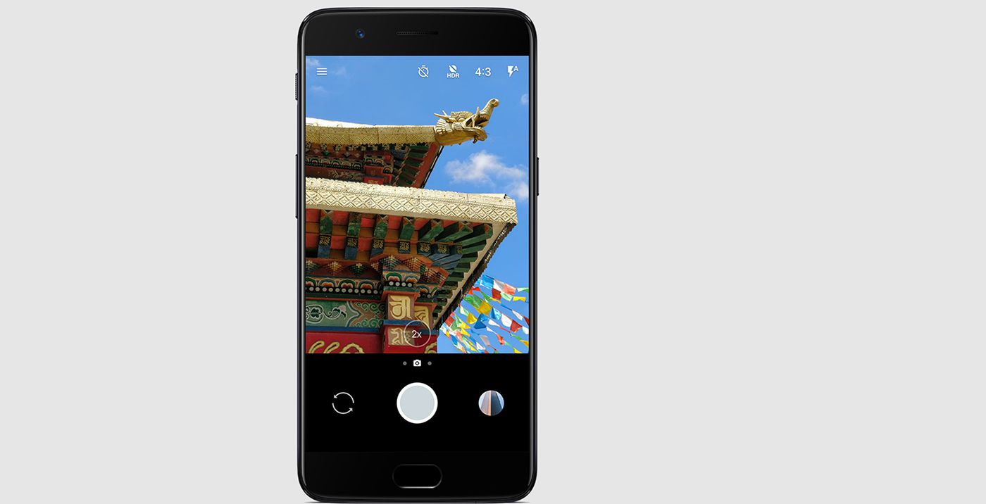OnePlus 5-smartphone met kleurrijke afbeelding op scherm