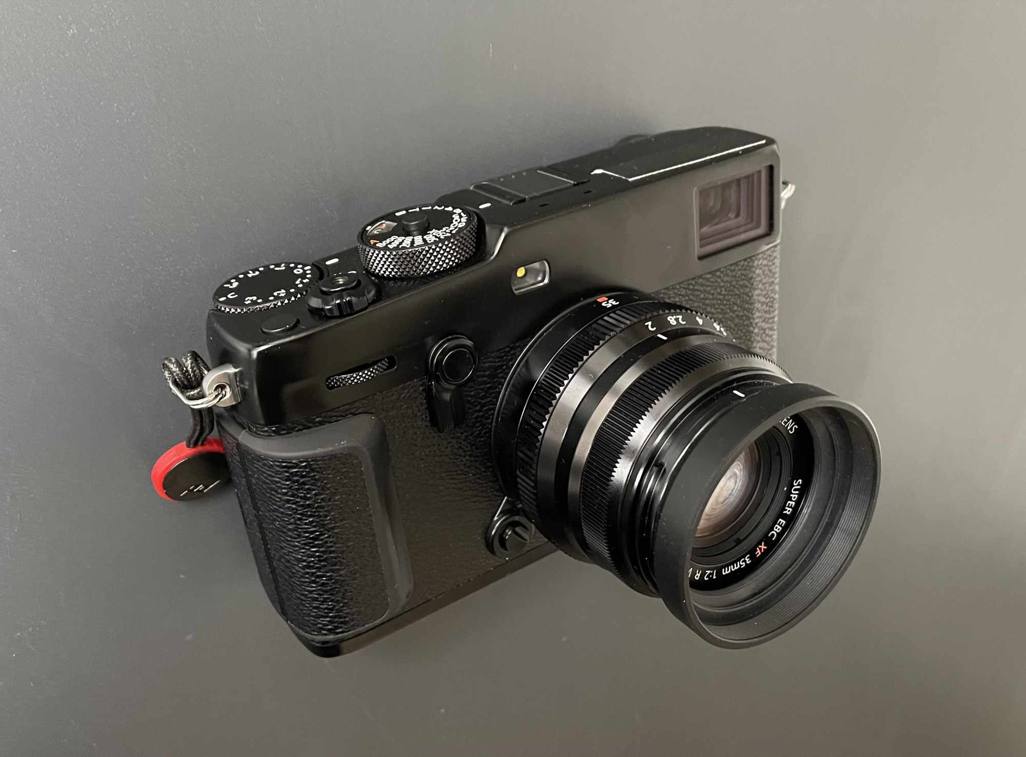 De Fujifilm X-Pro3 camera met een verlengde lens.