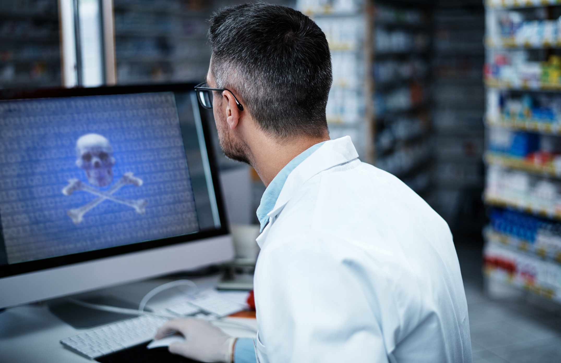 Een arts kijkt naar een computerscherm waarop ransomware wordt weergegeven.