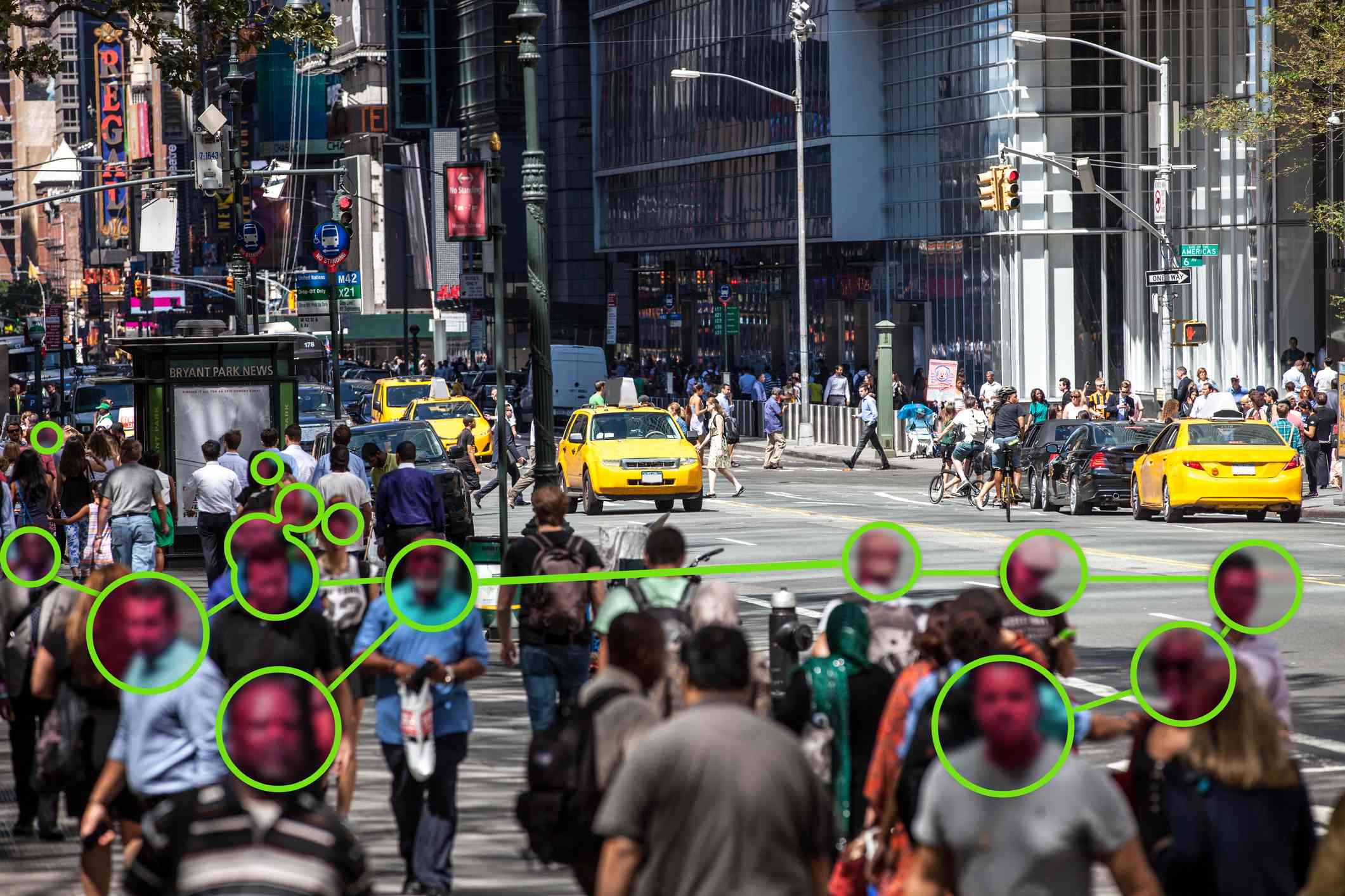 Een menigte mensen die door een stad loopt en wordt geïdentificeerd door gezichtsherkenning