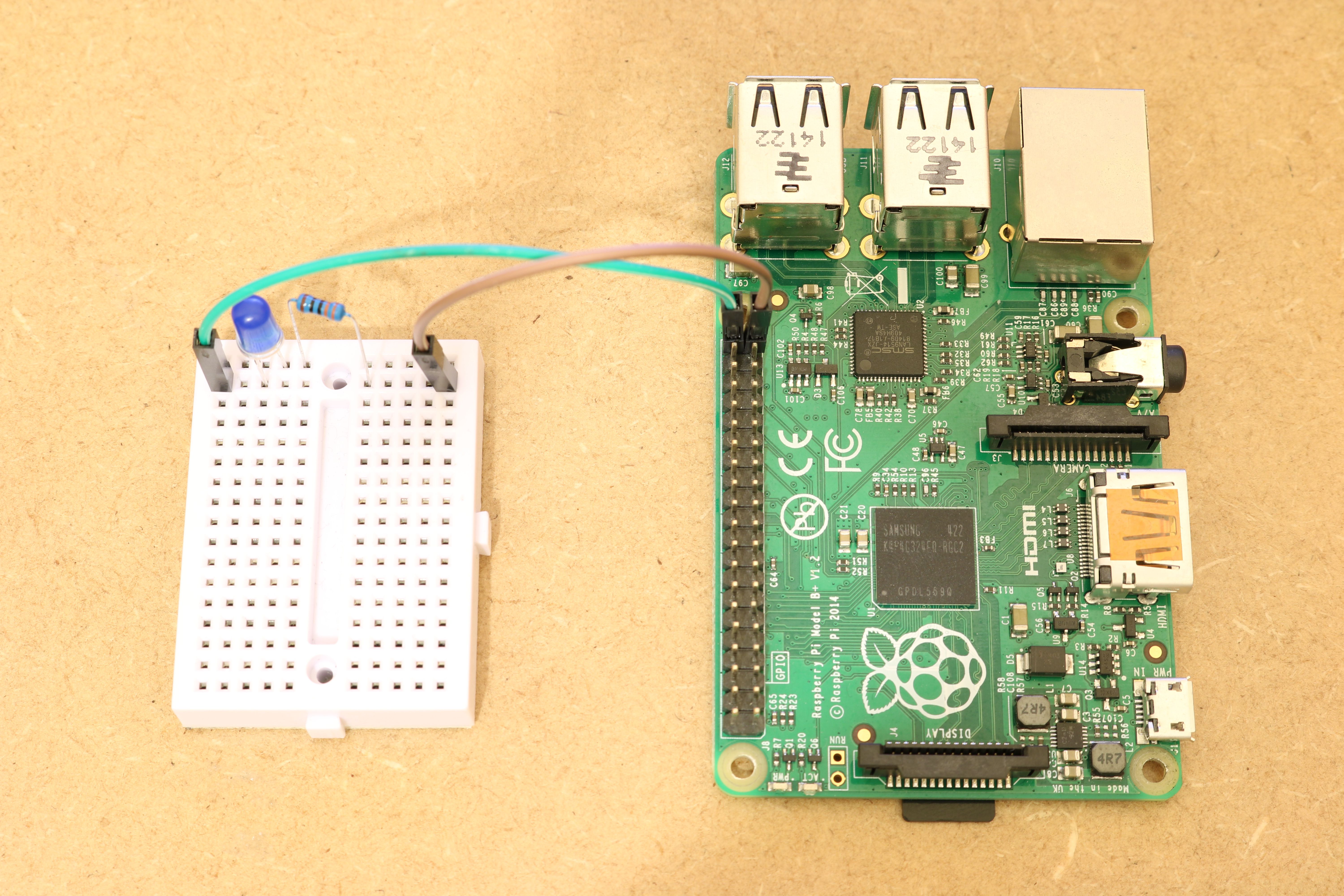 Volledig circuit met LED en weerstand gemonteerd op Raspberry Pi's GPIO