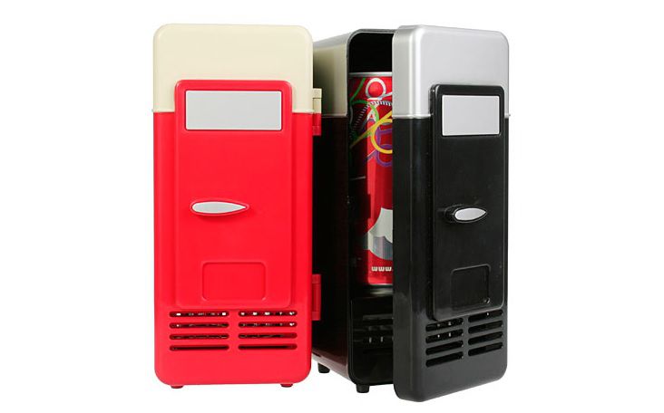 Een Brando USB minikoelkast in rode en zwarte uitvoering