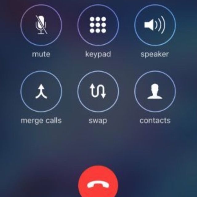 Telefoon-app op iOS 13 met de knop voor het samenvoegen van oproepen