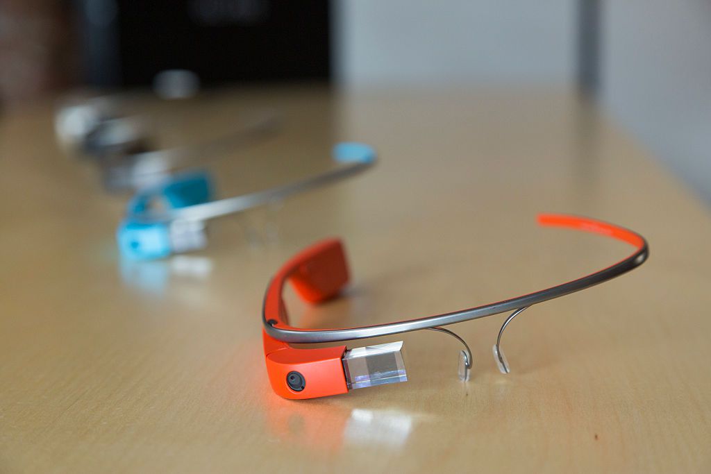 De Google Glass Wearables weergegeven op een tafel.