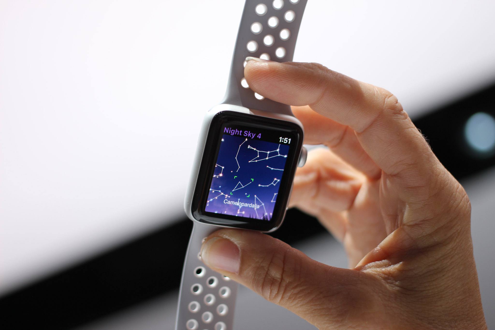 Hand met een Nike Apple Watch met Night Sky 4 op het scherm