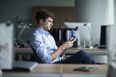 Persoon die aan een telefoon werkt