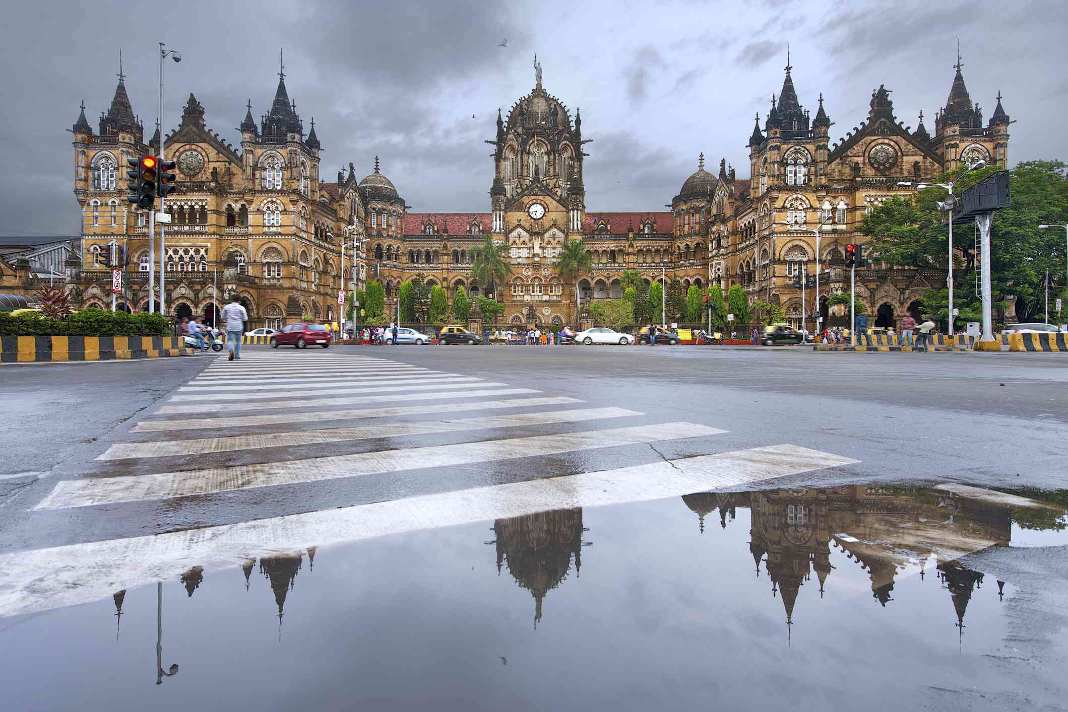 Dit, voorheen bekend als Victoria Terminus, is het belangrijkste treinstation van Mumbai, weerspiegeld in plassen water na de moessonregen.