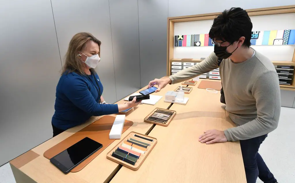 Een klant uit Sydney shopt zijn nieuwe Apple Watch Series 6 in de Apple Store.