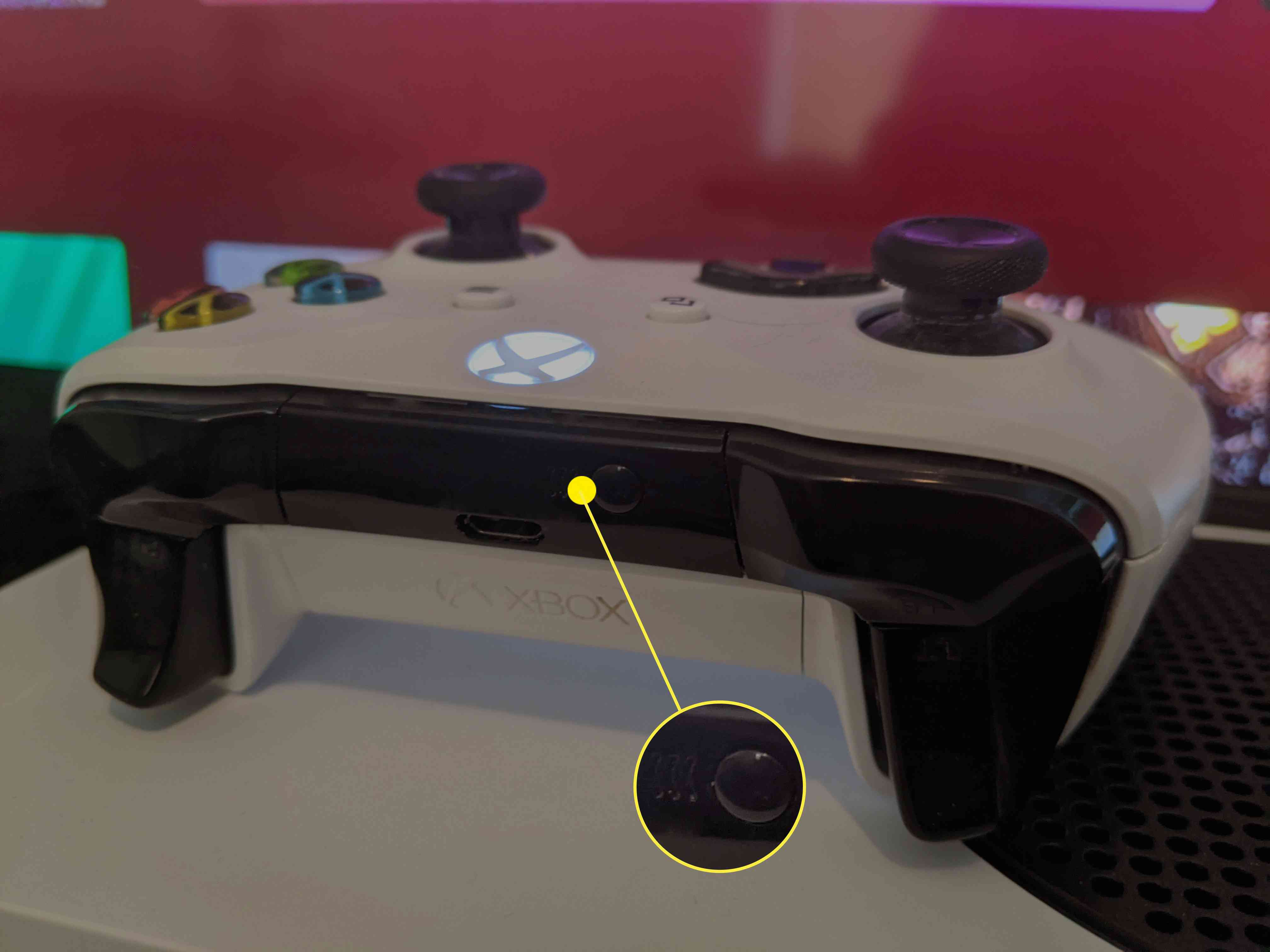 Een Xbox One-controller met de synchronisatieknop genoemd.