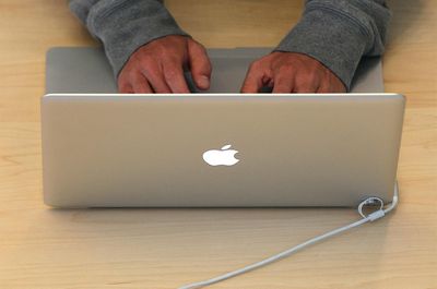 Een klant typt op een MacBook-laptop in een Apple Store