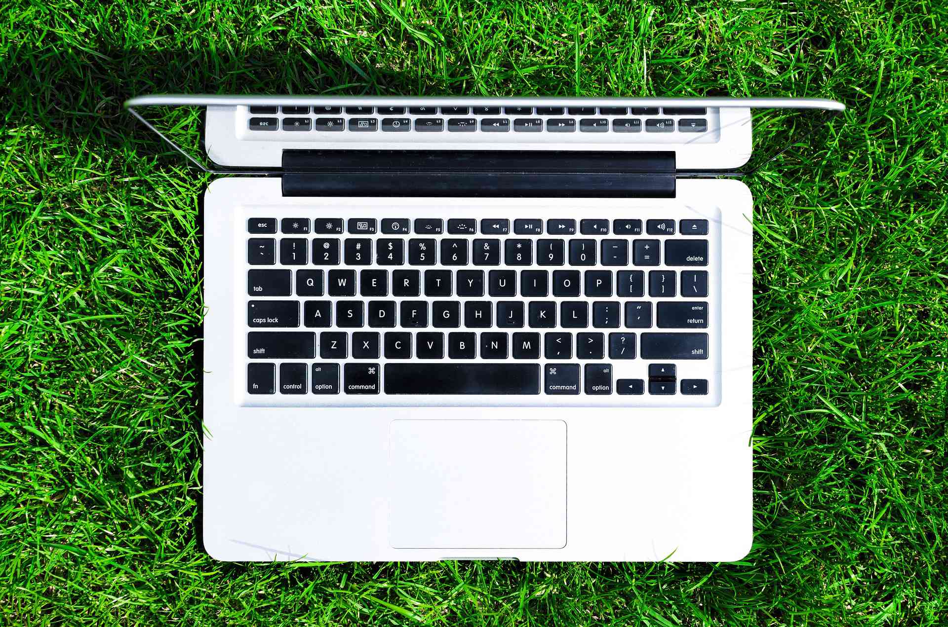 Laptop buiten op gras