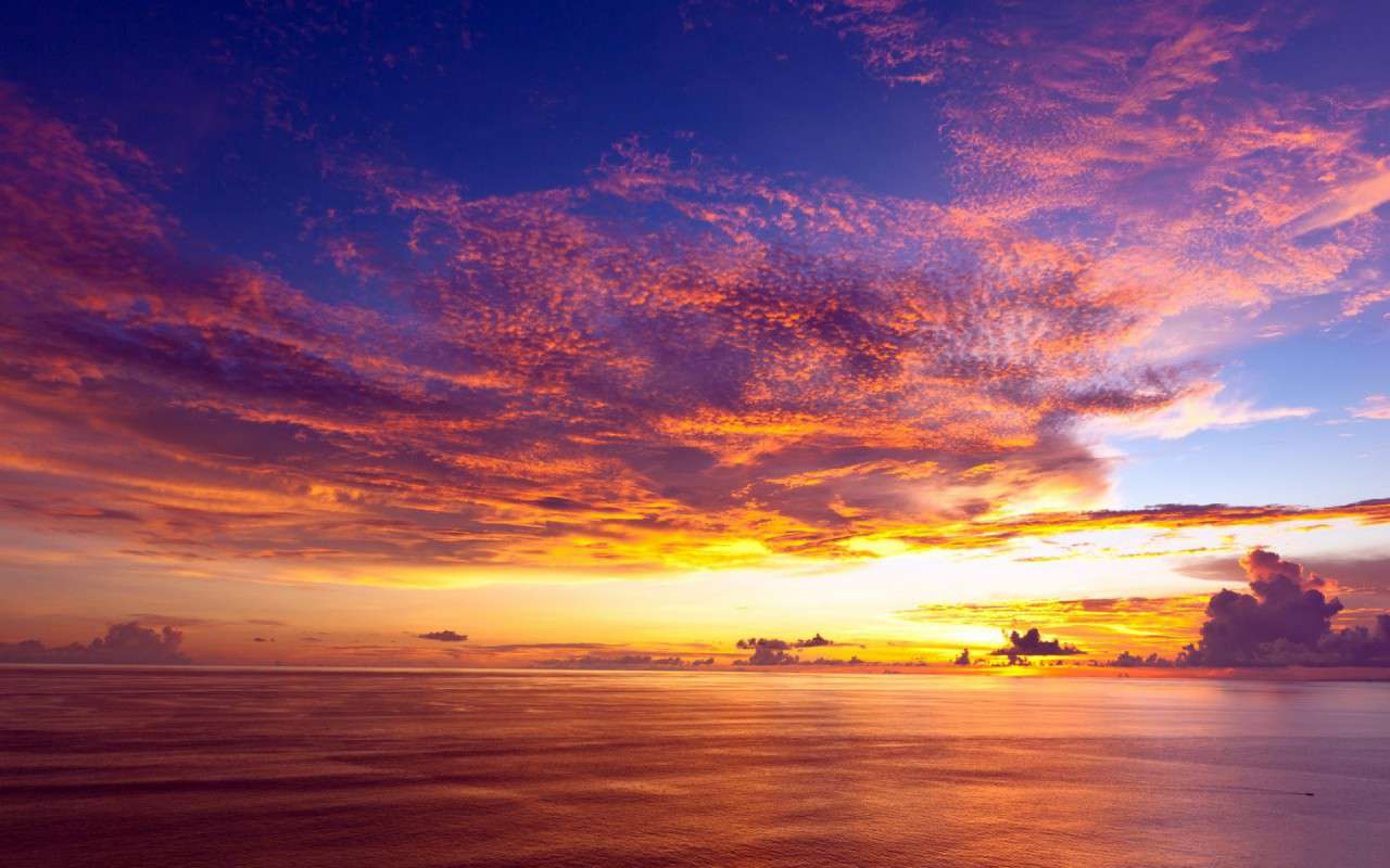 Gratis oceaanbehang met roze zonsonderganghemel en wolken boven de oceaan