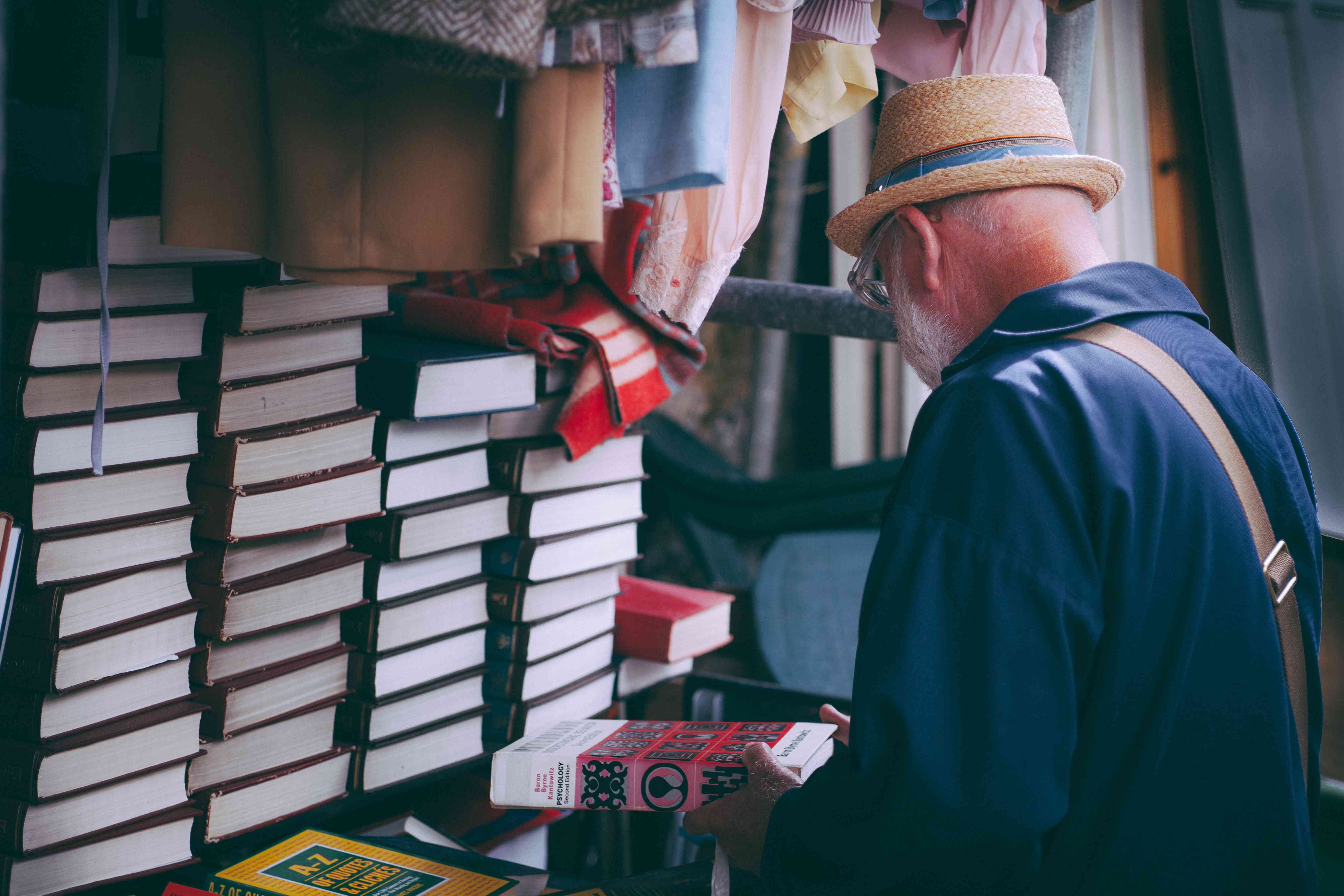 Man kijkt naar items in een boekverkoop