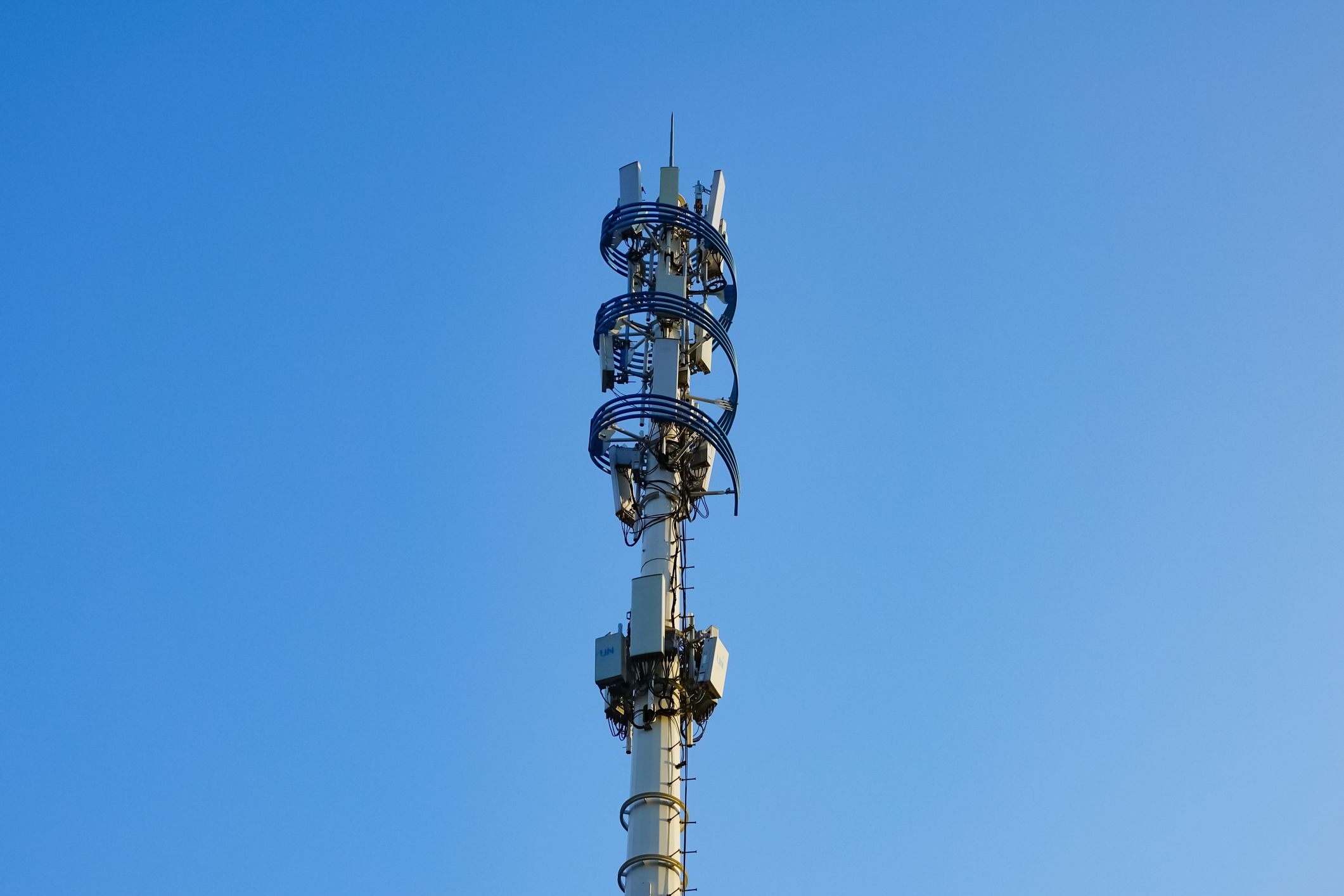 Een zendmast voor een 5G-basisstation.