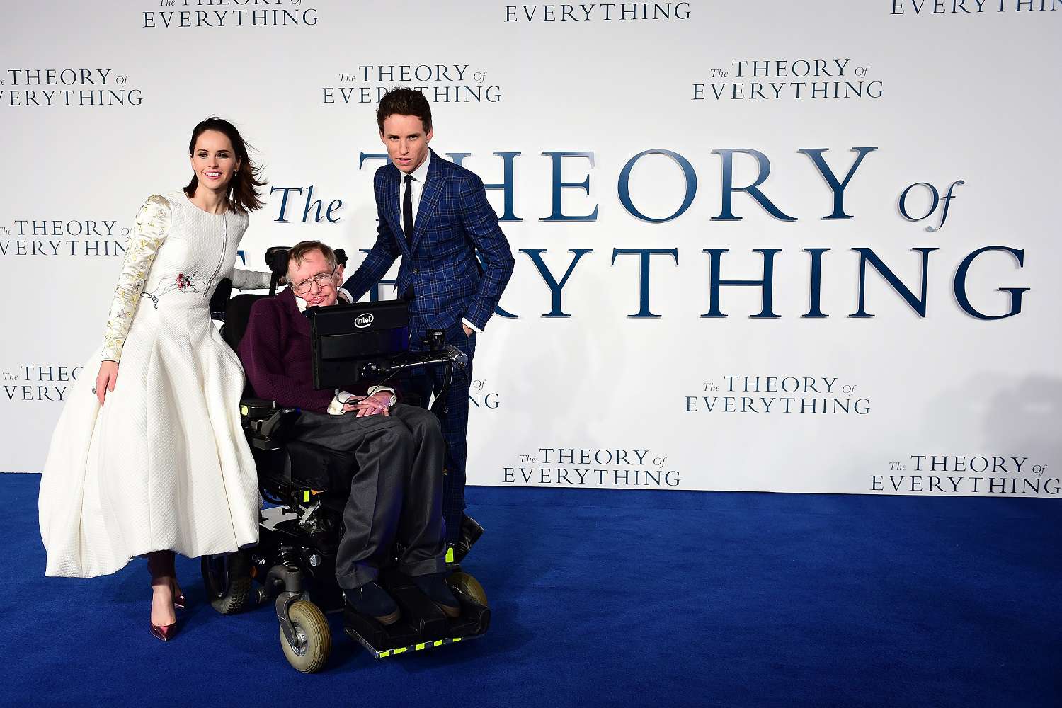 Een groepsfoto van natuurkundige Stephen Hawking en twee van de hoofdrolspelers uit de film The Theory of Everything, Felicity Jones en Eddie Redmayne.