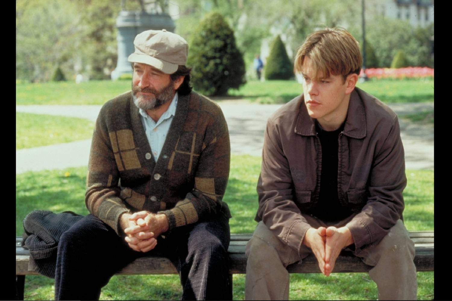 Een screenshot van een scène uit de film Good Will Hunting.  De personages Sean en Will zitten naast elkaar op de bank.