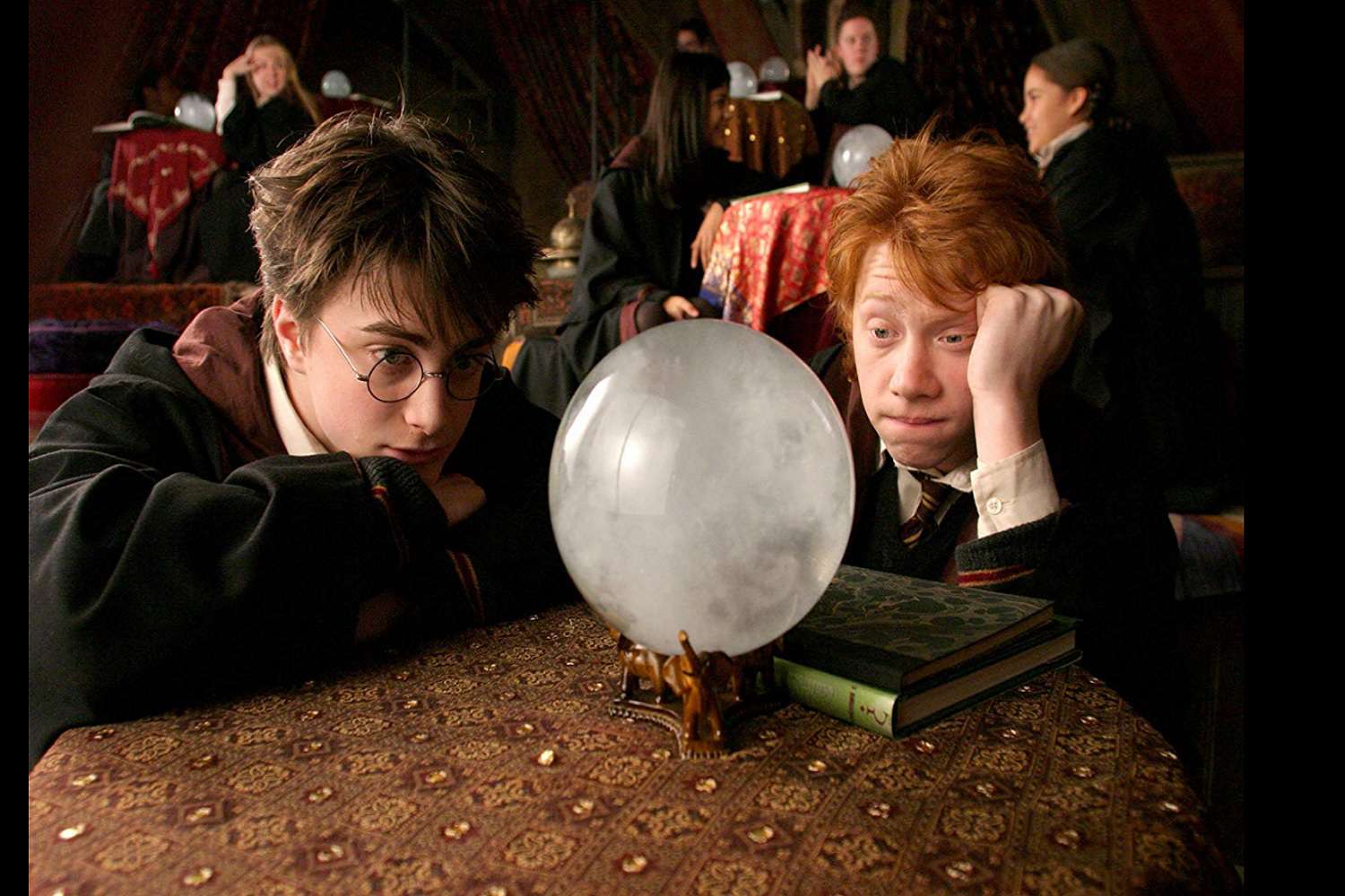Een screenshot van een scène uit de film Harry Potter en de Gevangene van Azkaban.  De personages, Harry Potter en Ron Wemel, staren naar een kristallen bol.