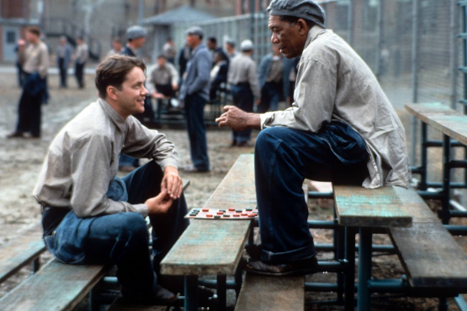 Een foto van een scène uit de film The Shawshank Redemption.  De scène is voorzien van de personages Red en Andy.