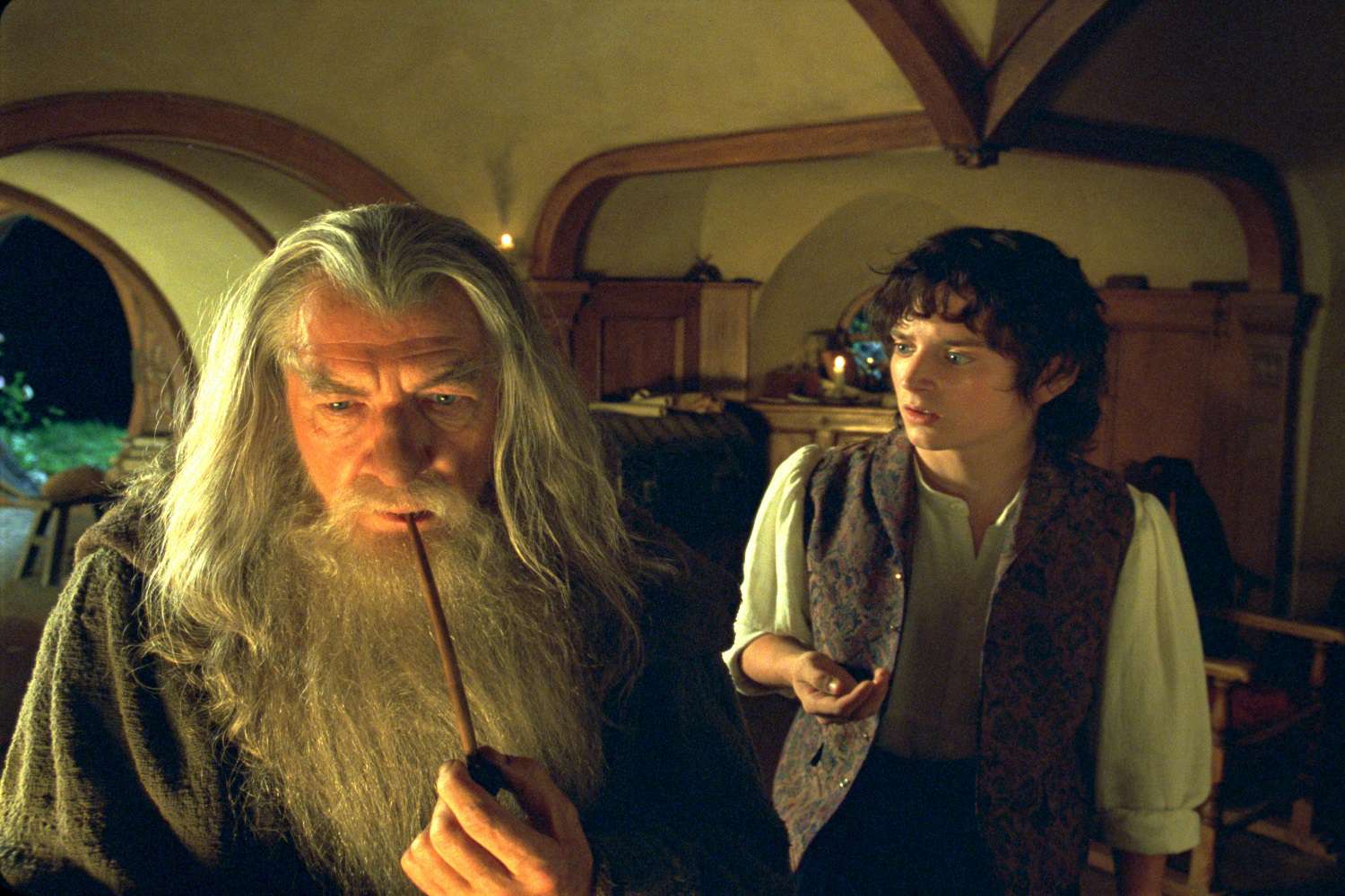 Een foto van een scène uit de film The Lord of the Rings: The Fellowship of the Ring.  De scène bevat de personages Gandalf en Frodo.