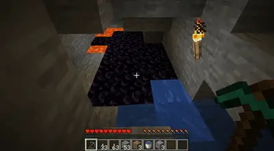 Obsidiaan ondergronds in Minecraft.