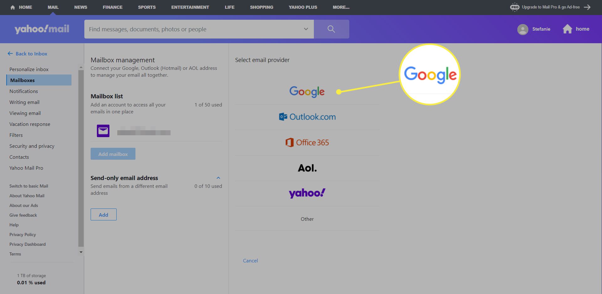 Een Yahoo Mail-gebruiker voegt een Google-mailaccount toe