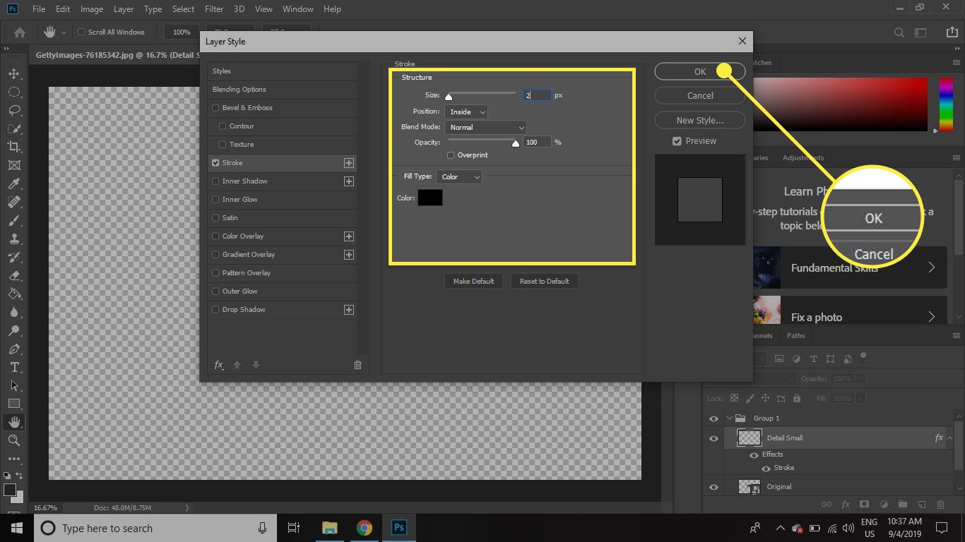 Een screenshot van het Layer Style-venster in Photoshop met de Stroke-opties en de OK-knop gemarkeerd