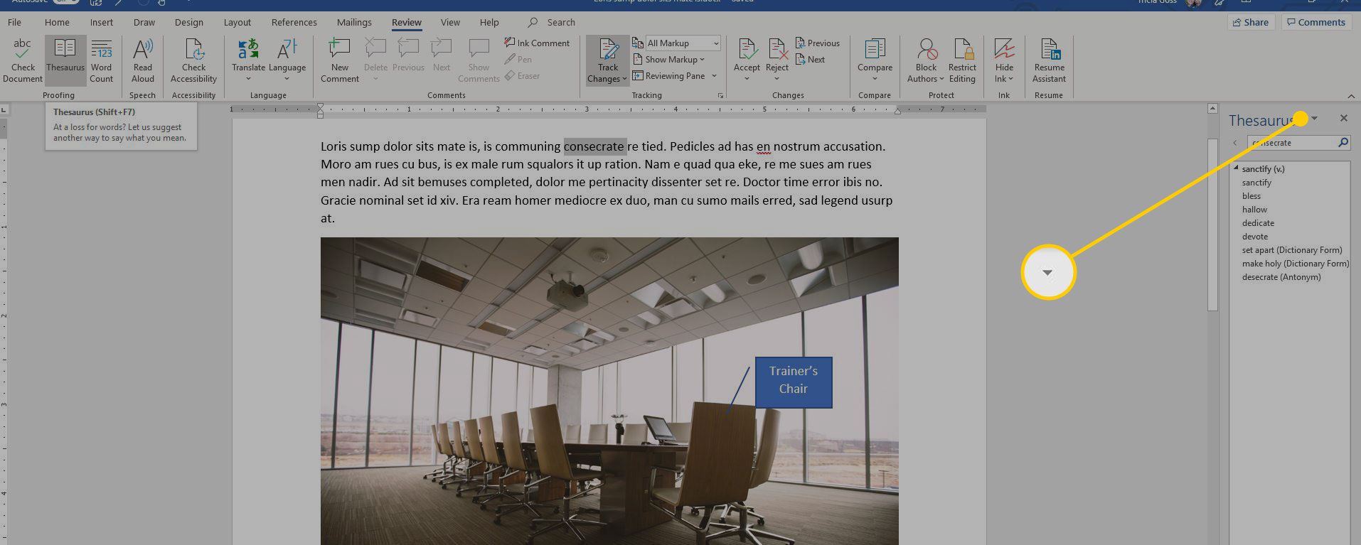 Microsoft Word met de optiepijl in het thesaurusvenster gemarkeerd