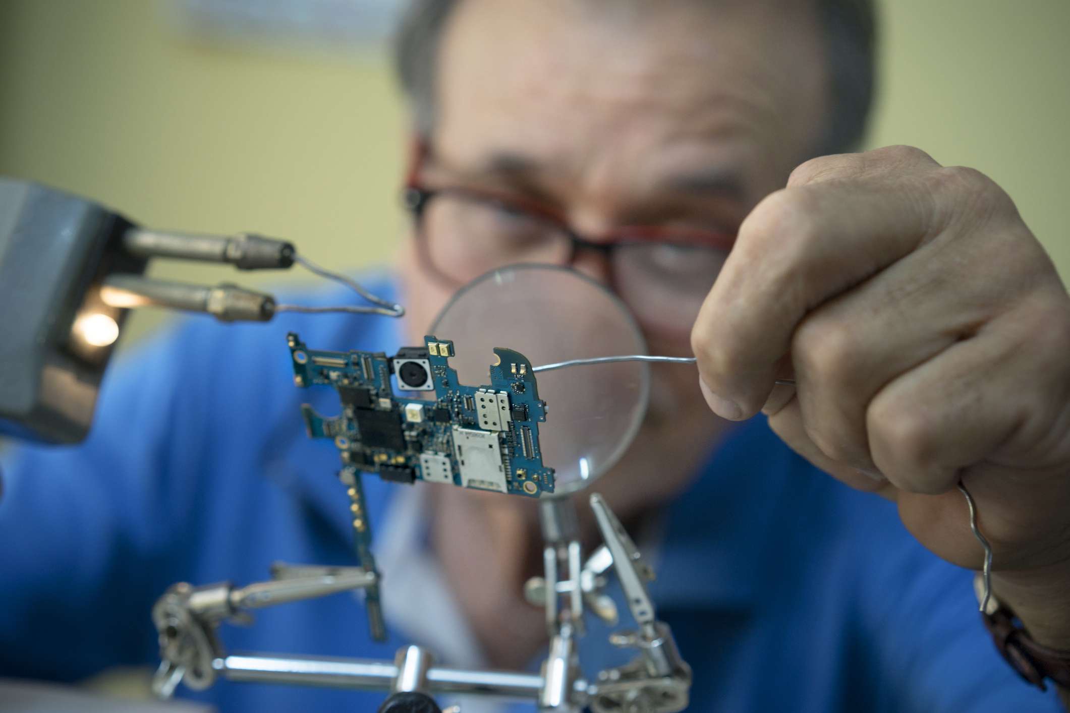 Man las een elektrisch circuit met een vergrootglas