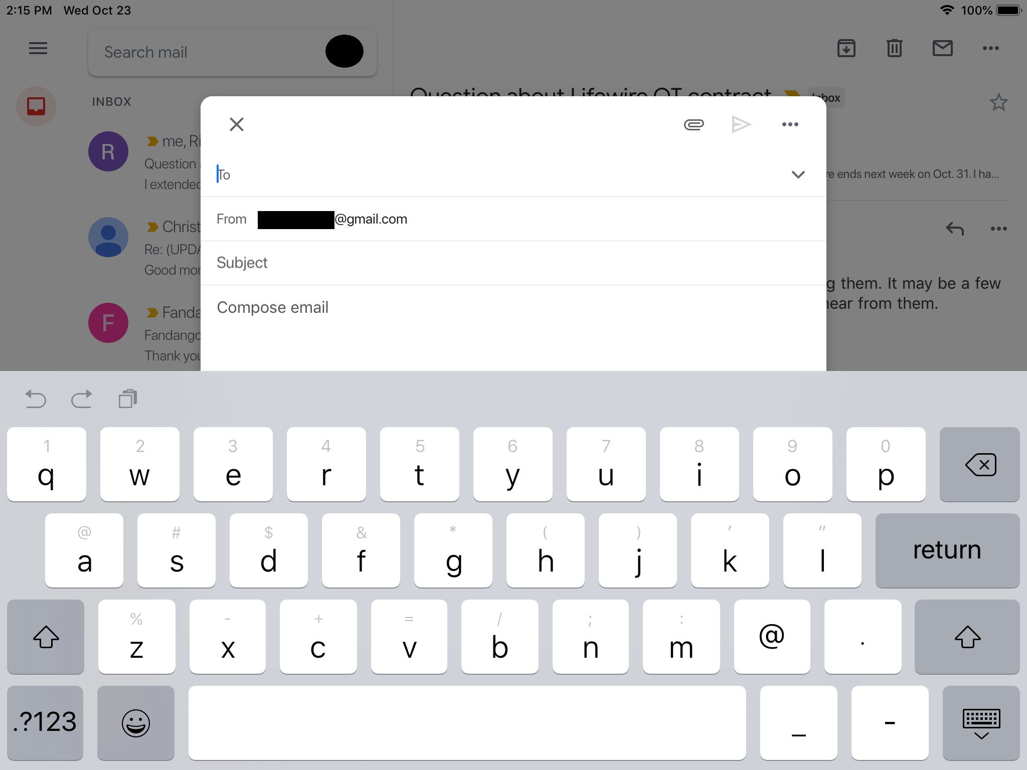 Screenshot van een e-mail midden in de compositie met het iOS-toetsenbord