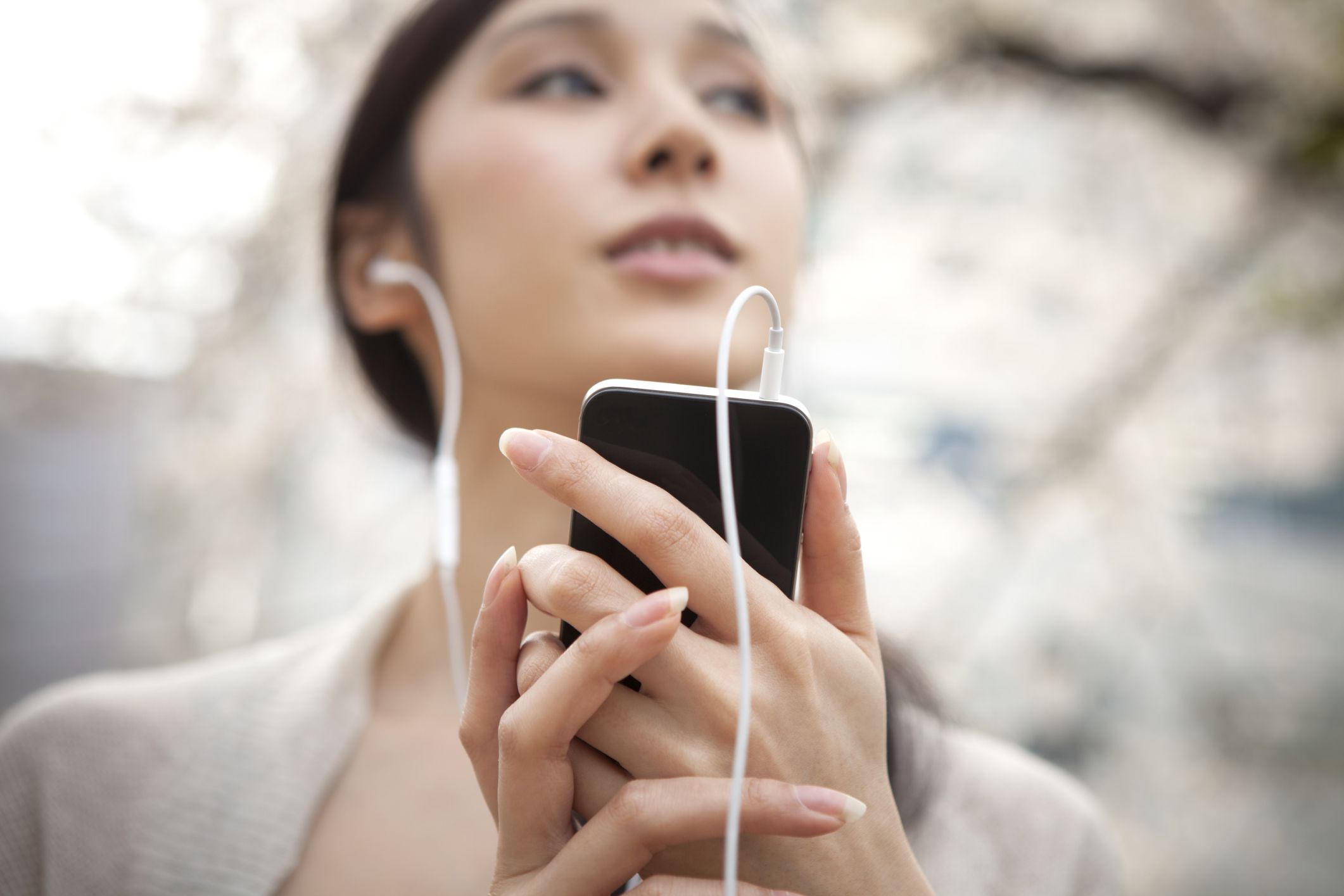 Vrouw luistert naar iPod met koptelefoon