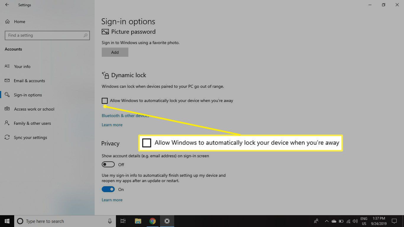 Schakel het selectievakje Windows toestaan ​​uw apparaat automatisch te vergrendelen wanneer u weg bent onder Dynamic Lock