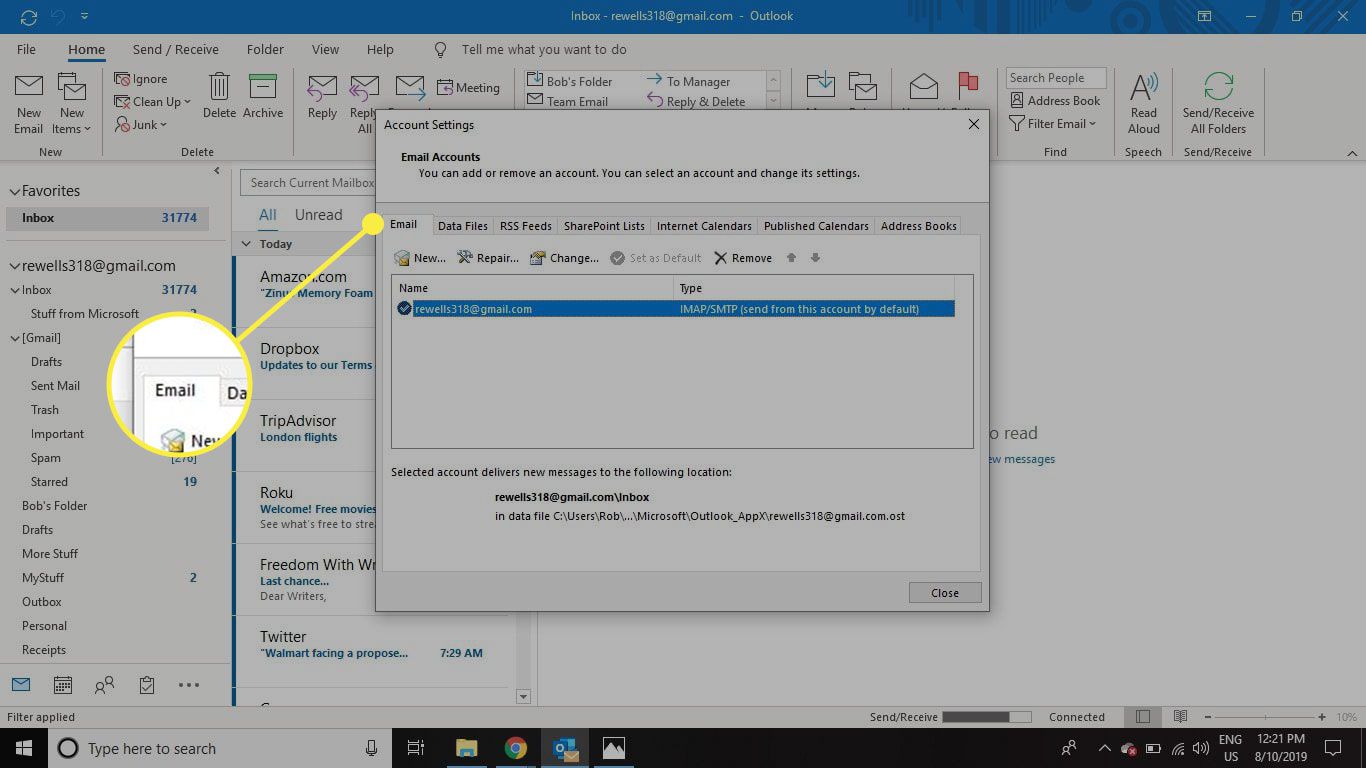 Een screenshot van de accountinstellingen van Outlook met het tabblad E-mail gemarkeerd