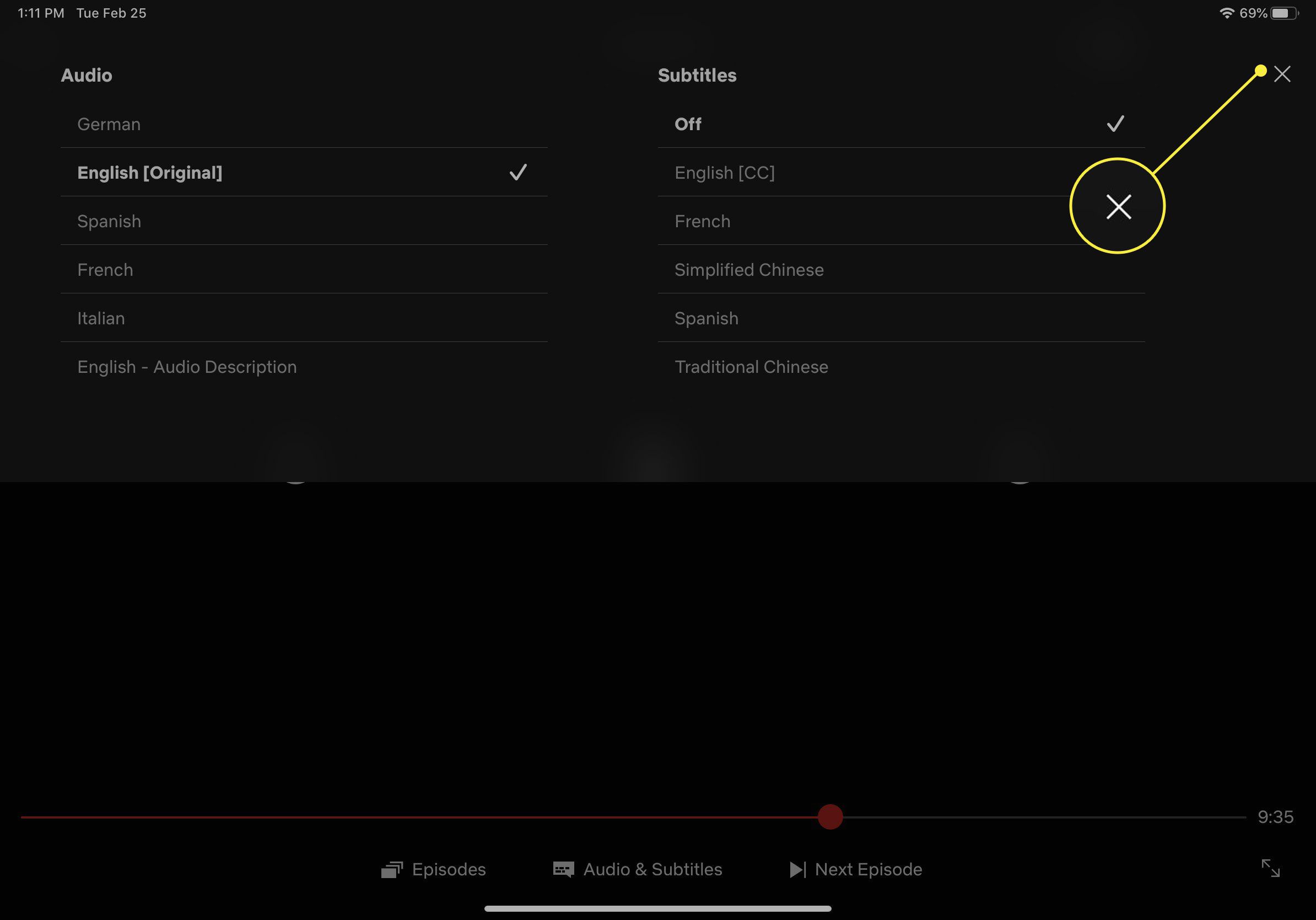 Een screenshot van de instellingen voor audio en ondertitels voor Netflix op iOS met de X-knop gemarkeerd
