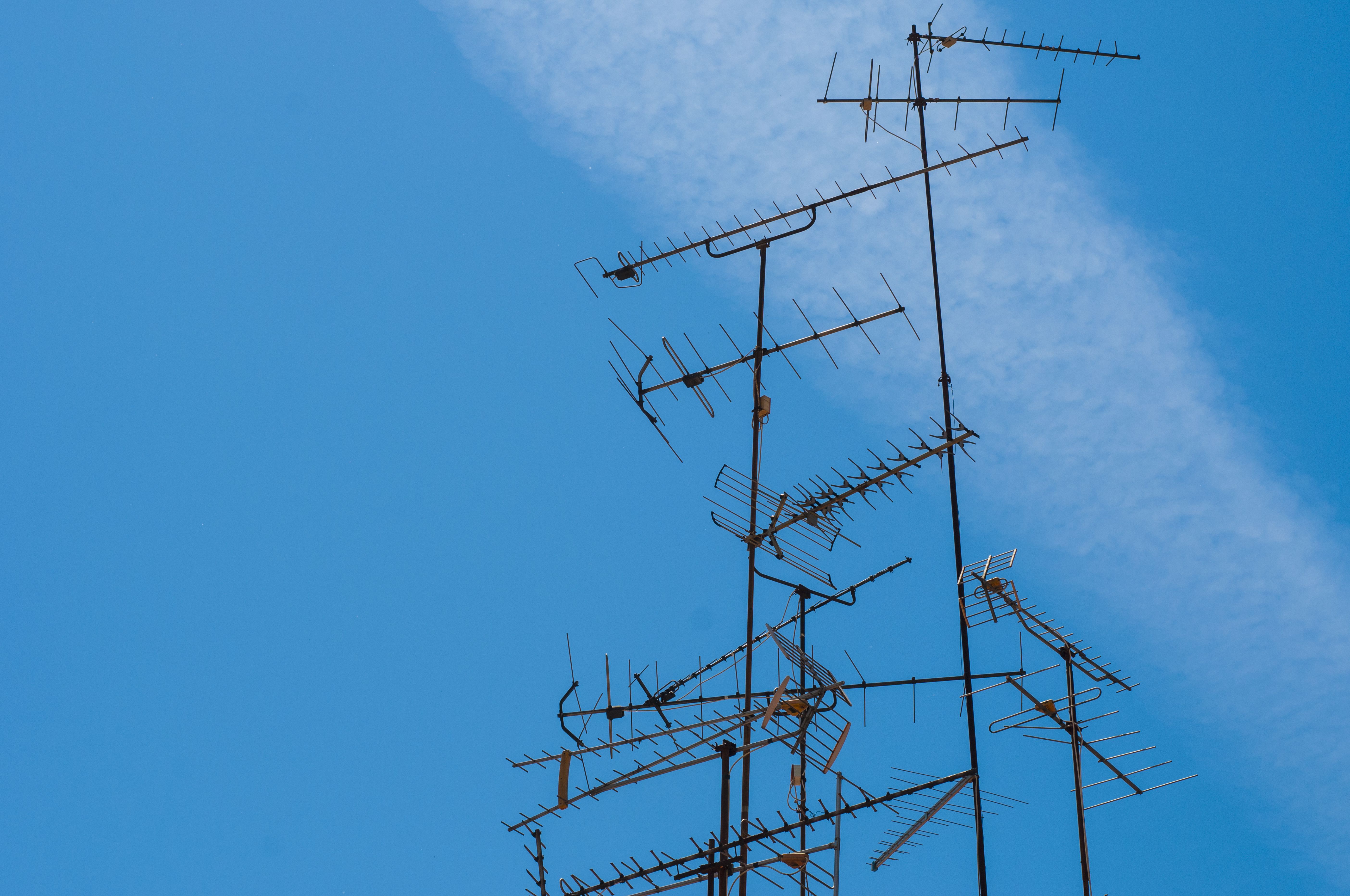 TV-antennes tegen blauwe lucht
