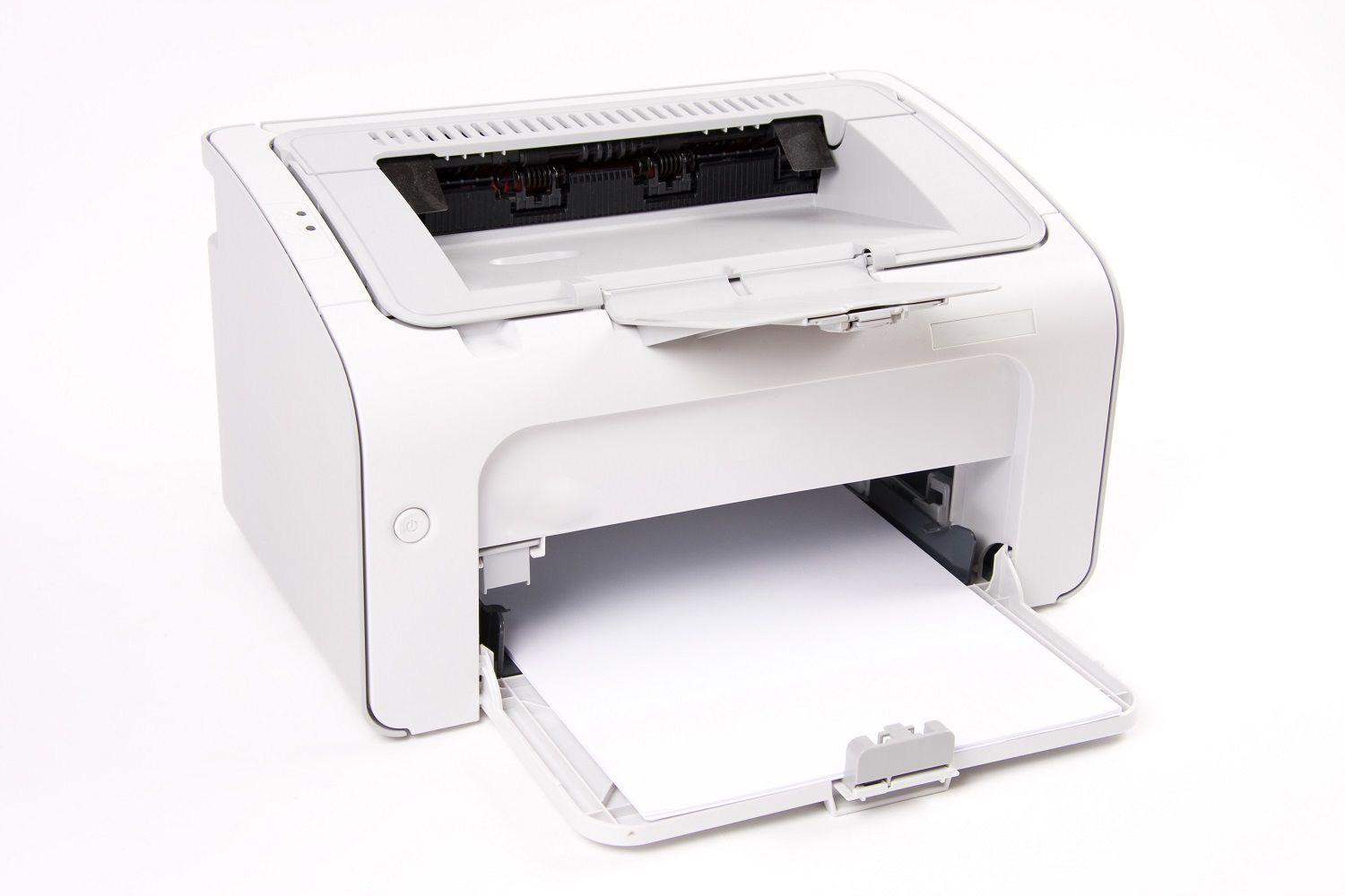 Foto van een witte laserprinter met wit kopieerpapier erin.