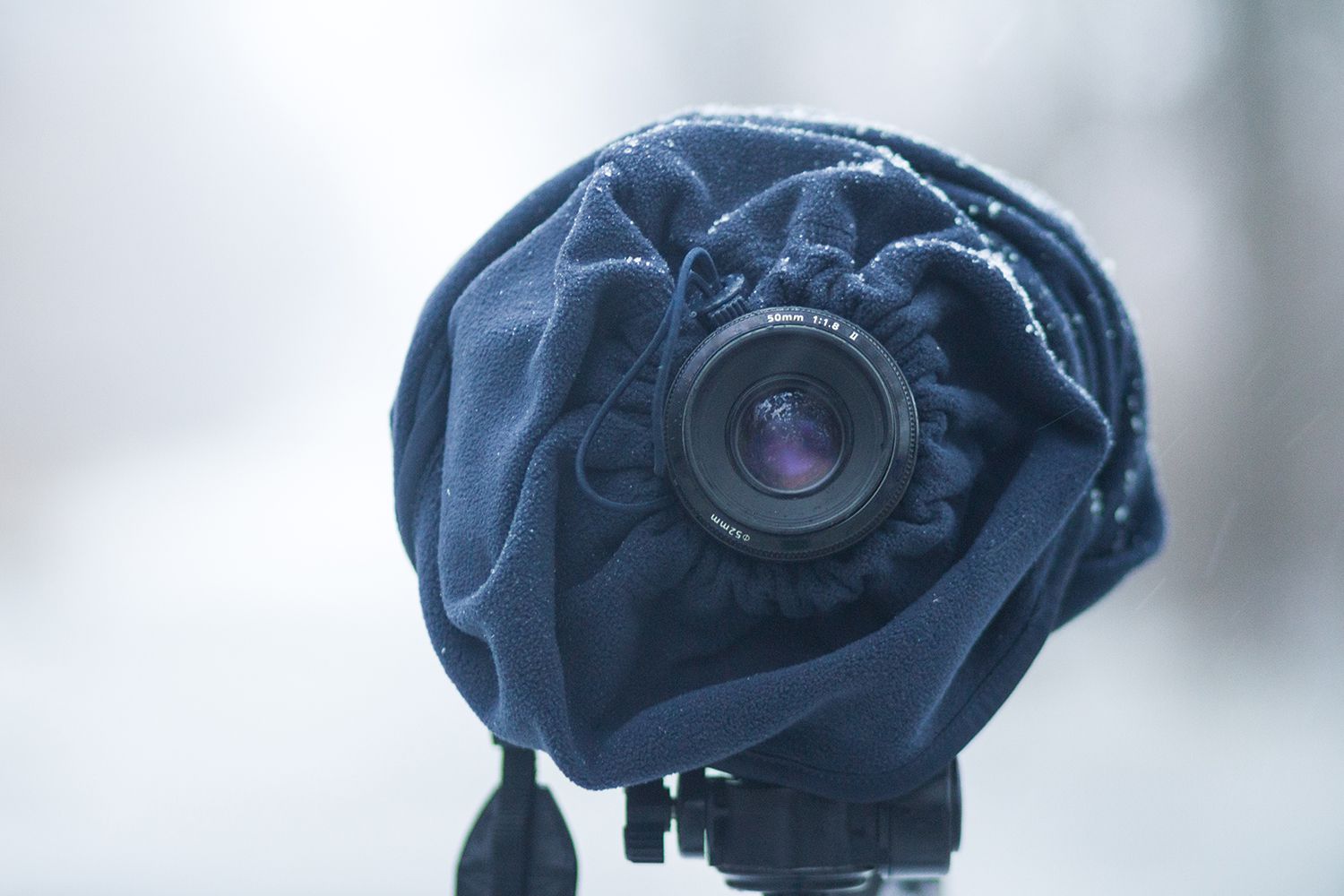 DSLR-camera beschermd door de fleece bivakmuts