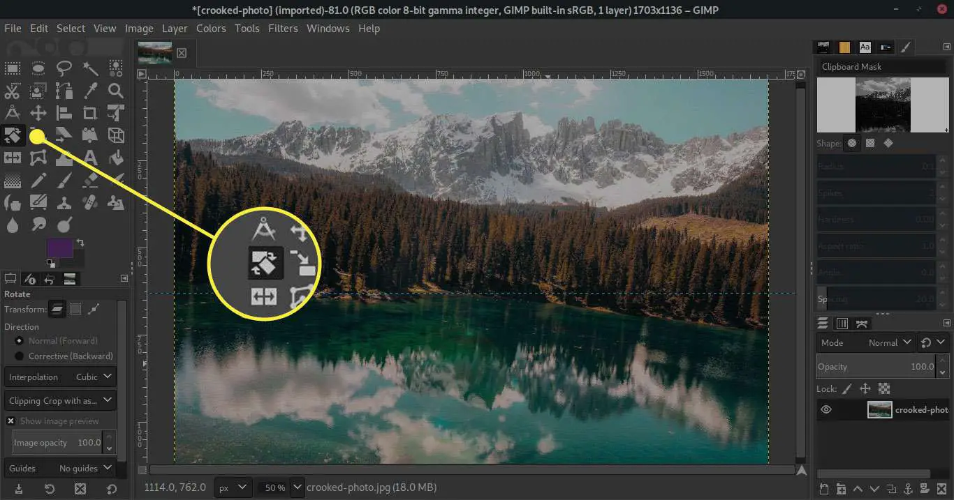 Een screenshot van GIMP met de Rotate Tool gemarkeerd