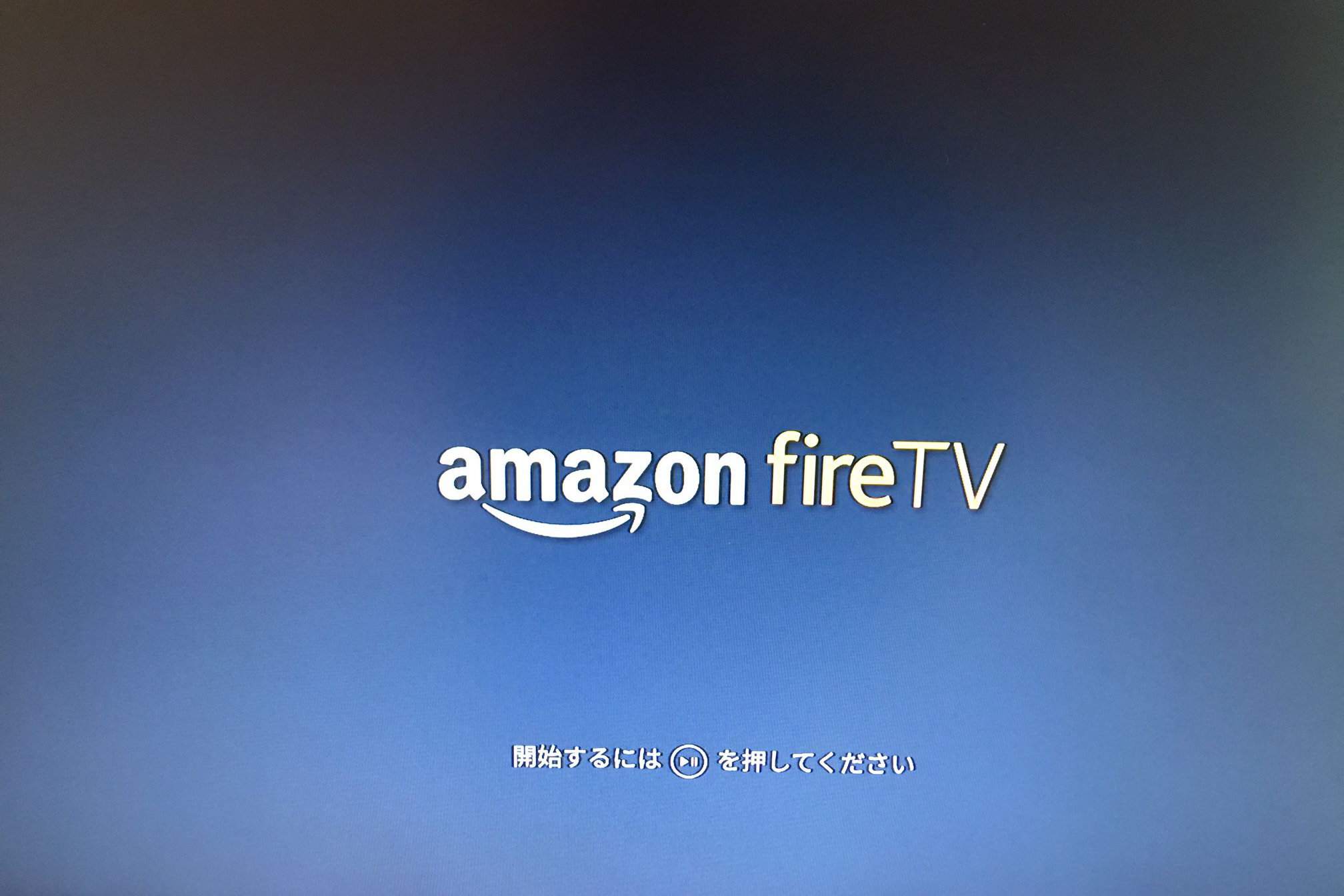 Een afbeelding van een televisie waarop Amazon Fire TV wordt geïnitialiseerd.