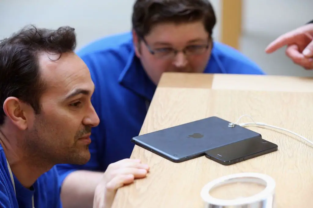 Apple-medewerkers vergelijken dikte iPhone en nieuwe 'iPad mini'