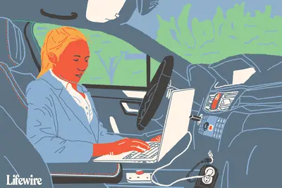 Illustratie van een persoon die een laptop in zijn auto gebruikt via een omvormer