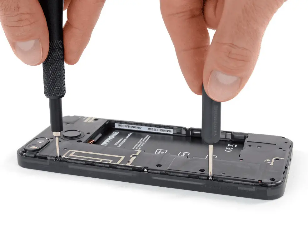 iFixit de onderdelen van de Fairphone 3 verwijderen met twee kleine schroevendraaiers