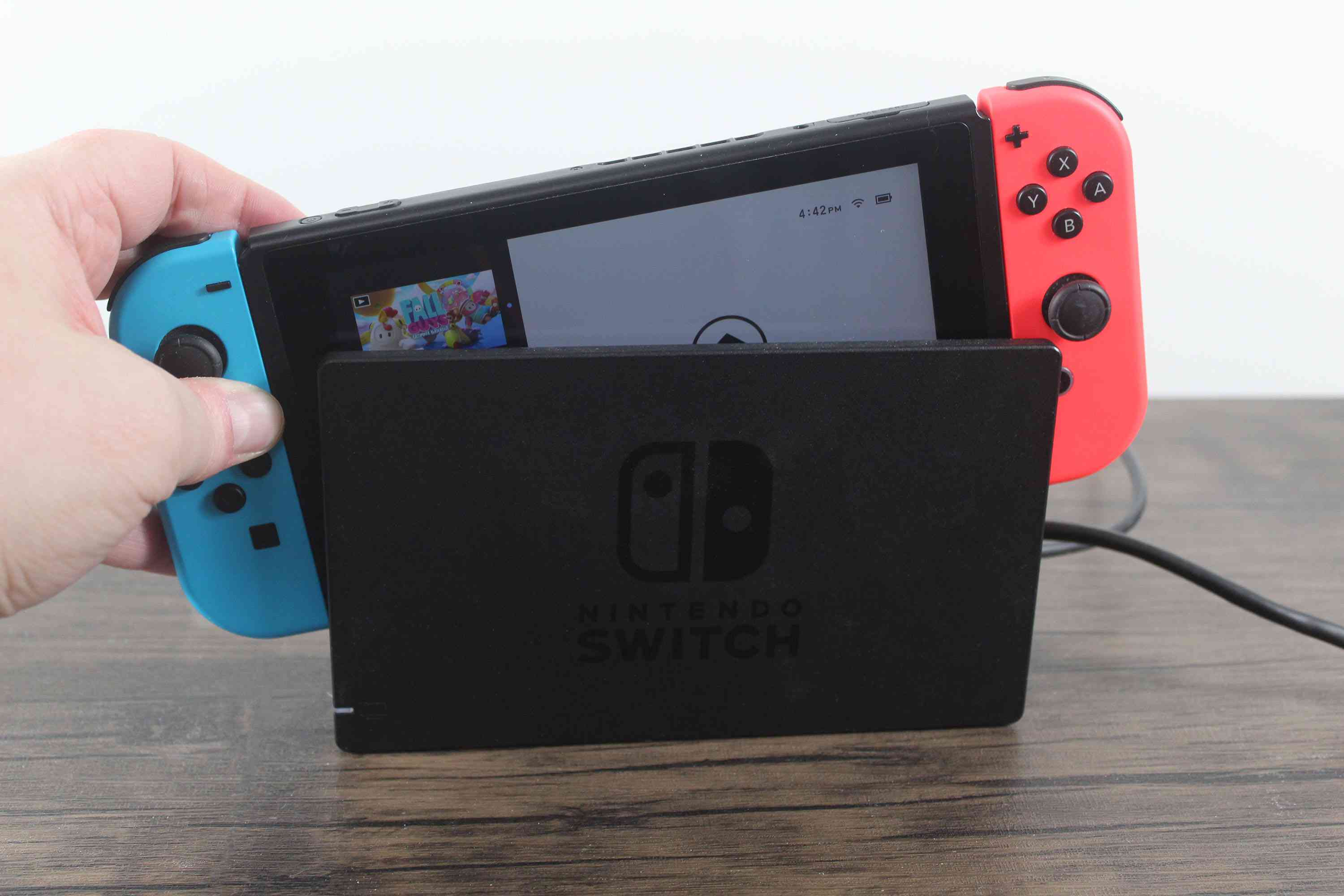 Een Nintendo Switch aansluiten op het dock.
