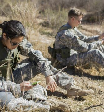 Twoactivedutymilitaryontheirphones CatherineLedner Stonecollection GettyImages 533929279 f03b676ffa1a46efbc207d2c59c95bd8