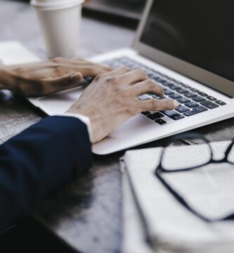 hands of businesswoman using laptop in a cafe 758300173 5a300362ec2f640037fb1dff