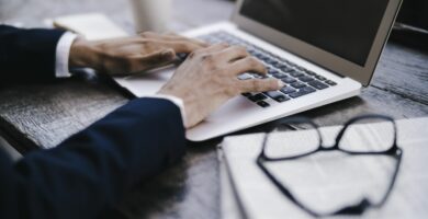 hands of businesswoman using laptop in a cafe 758300173 5a300362ec2f640037fb1dff