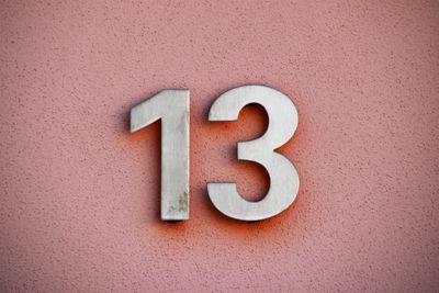 Nummer 13 teken op een muur