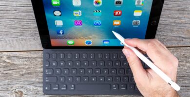 space grey ipad pro isolated on wood and smart keyboard 518760336 5c15b95046e0fb00014068b8