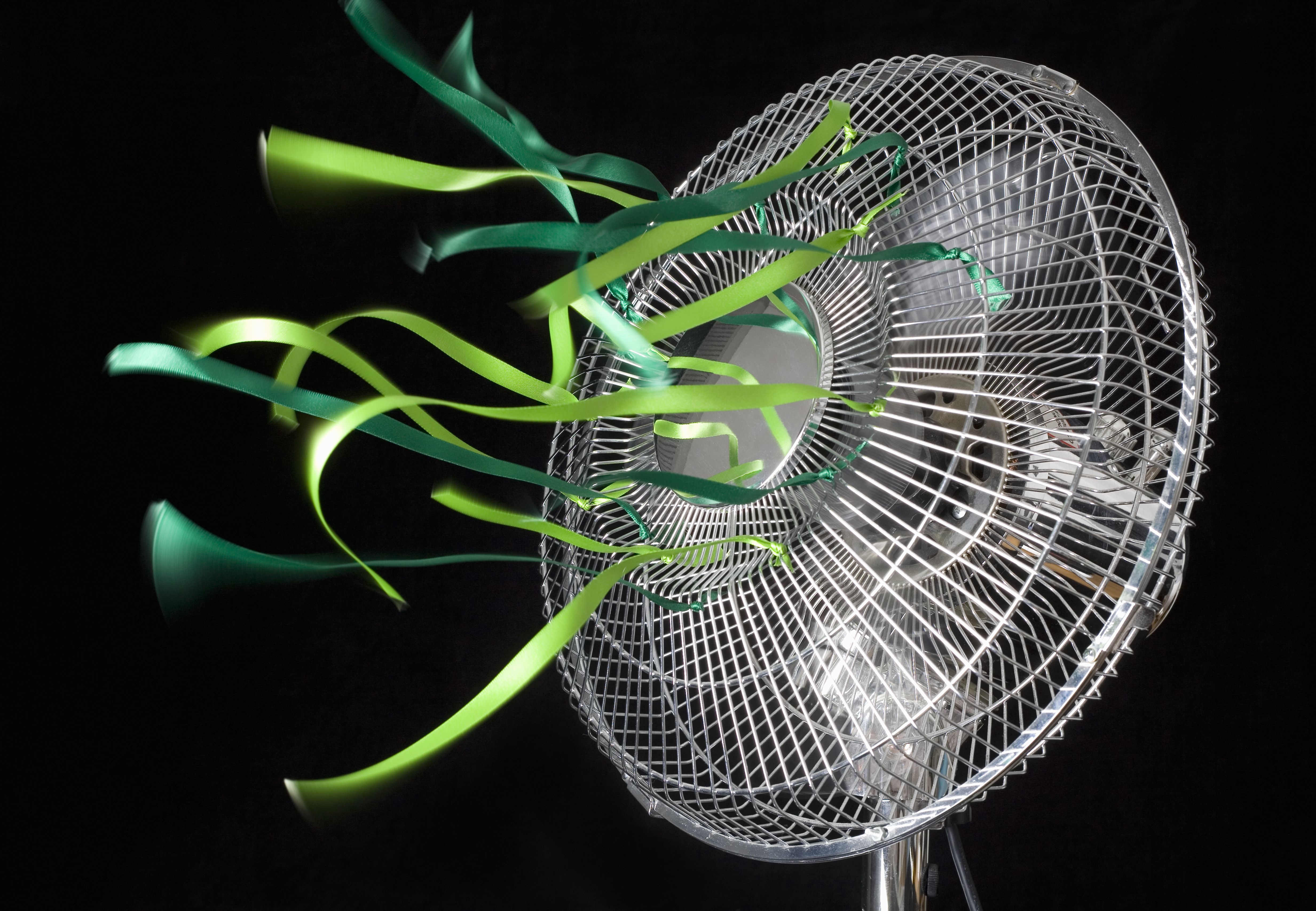 Groene linten vliegen op een elektrische ventilator