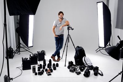 Fotograaf in studio met apparatuur