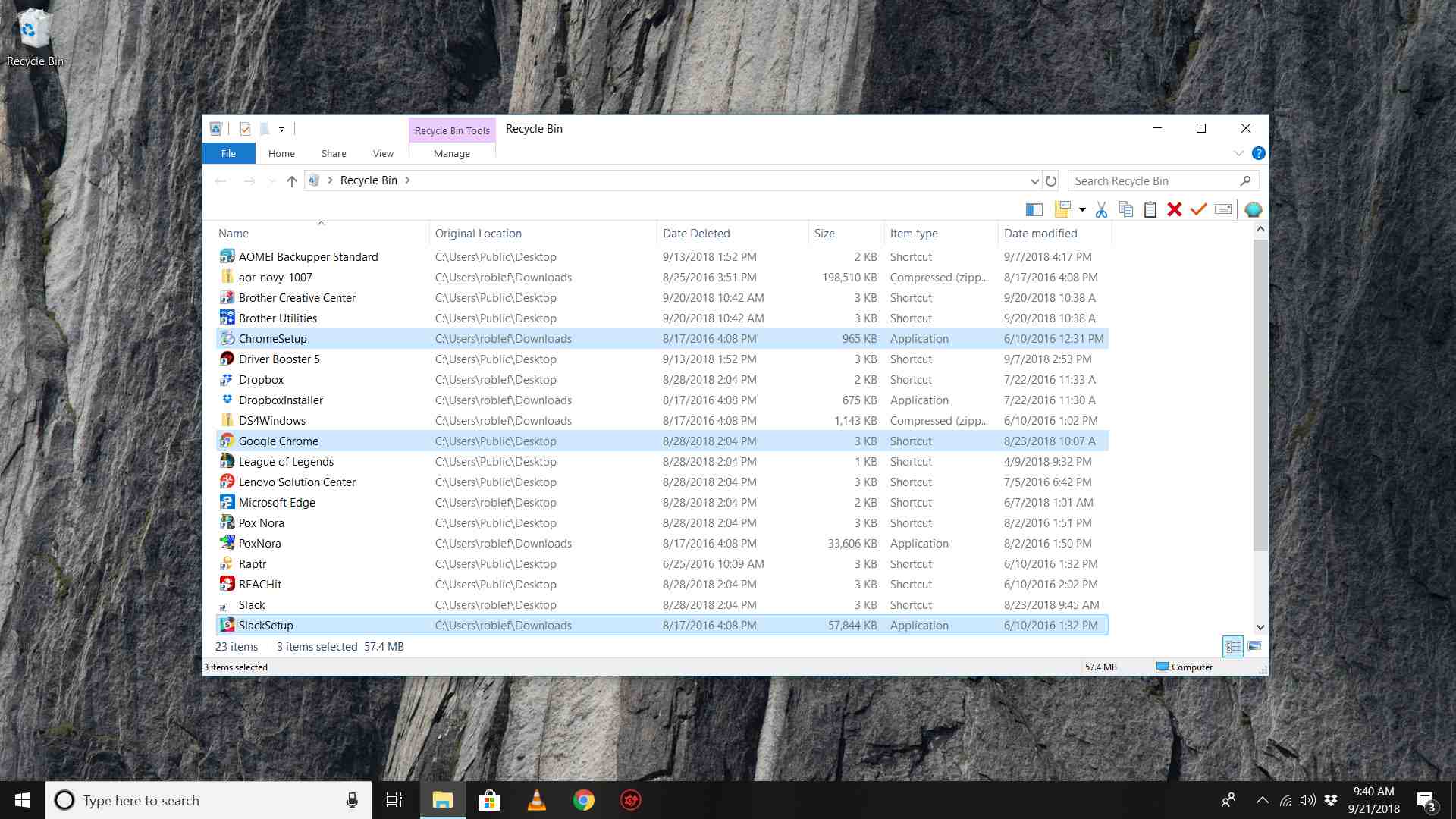 Schermafbeelding van Windows 10-bureaublad met venster Prullenbak geopend in detailweergave